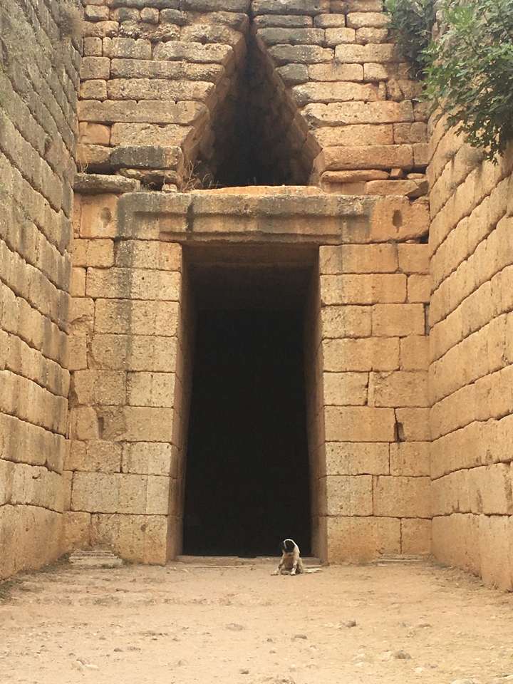 Entrée d'une structure de pierre ancienne.