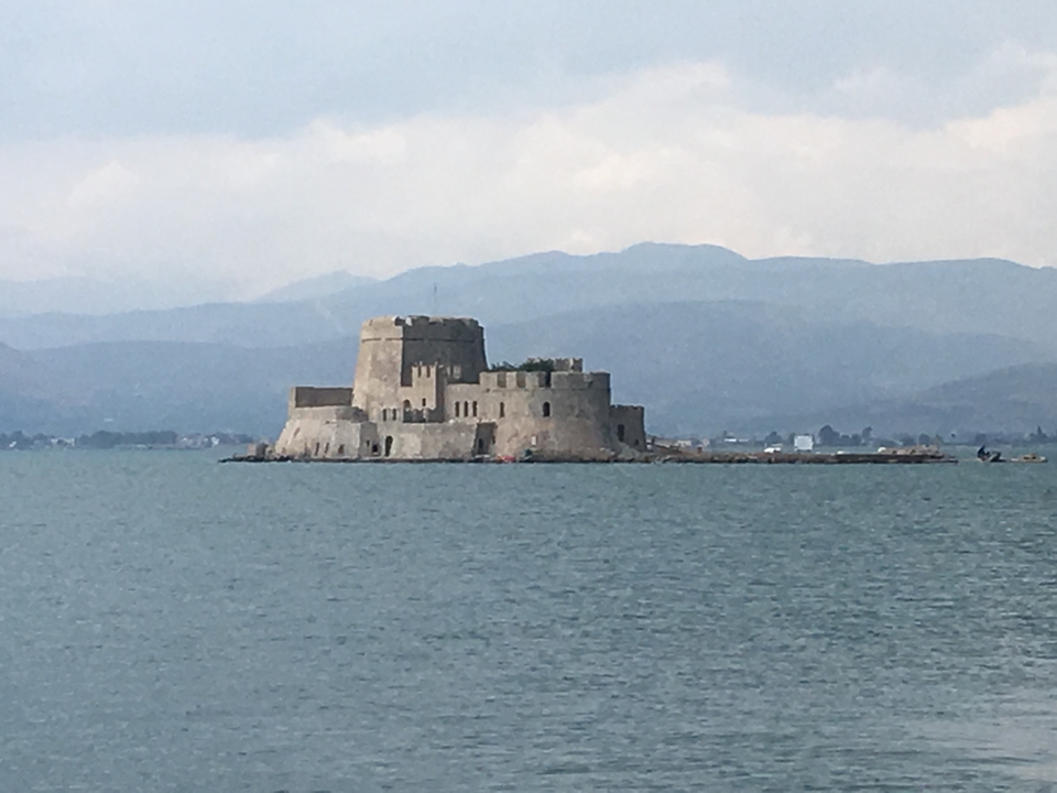 Une forteresse historique sur une île dans un plan d'eau.
