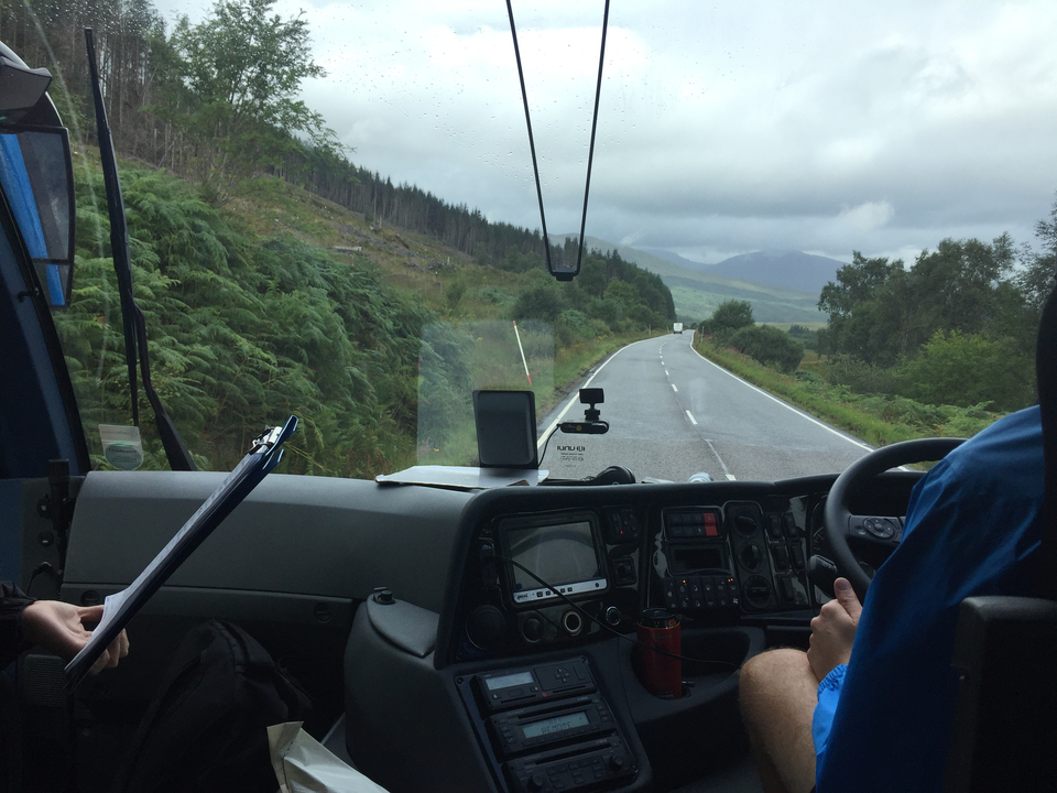 Vue depuis l'intérieur d'un véhicule roulant sur une route.