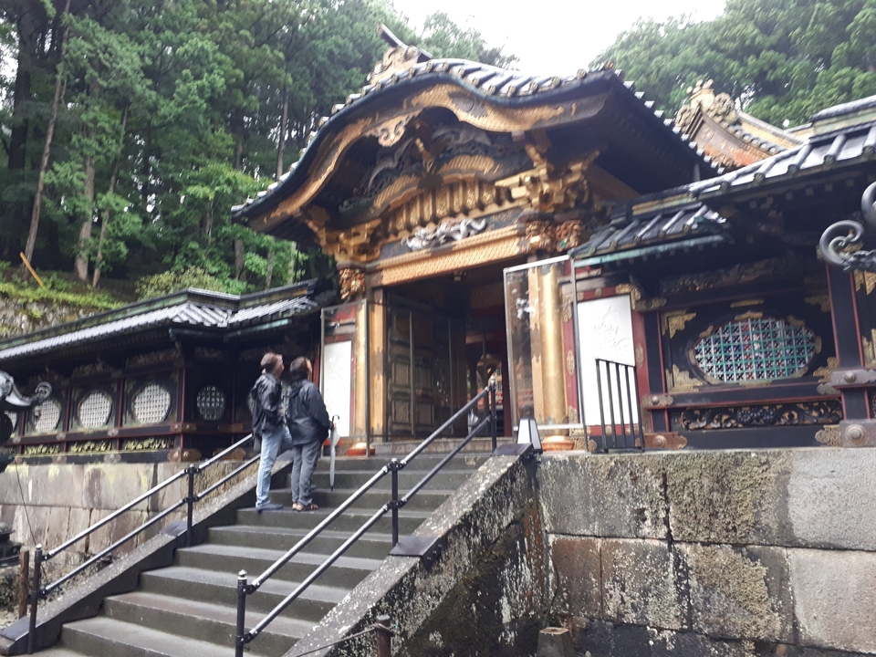 Entrée de temple japonais traditionnel avec des détails ornementés.