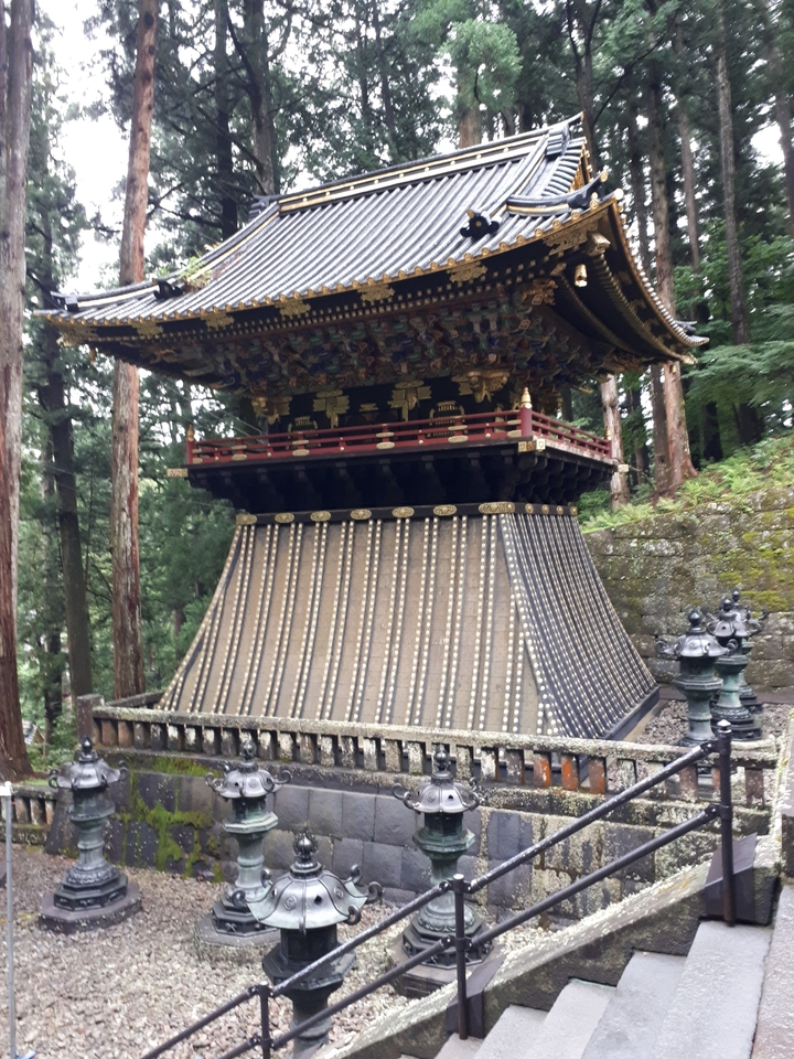 Sanctuaire japonais traditionnel à l'architecture complexe.