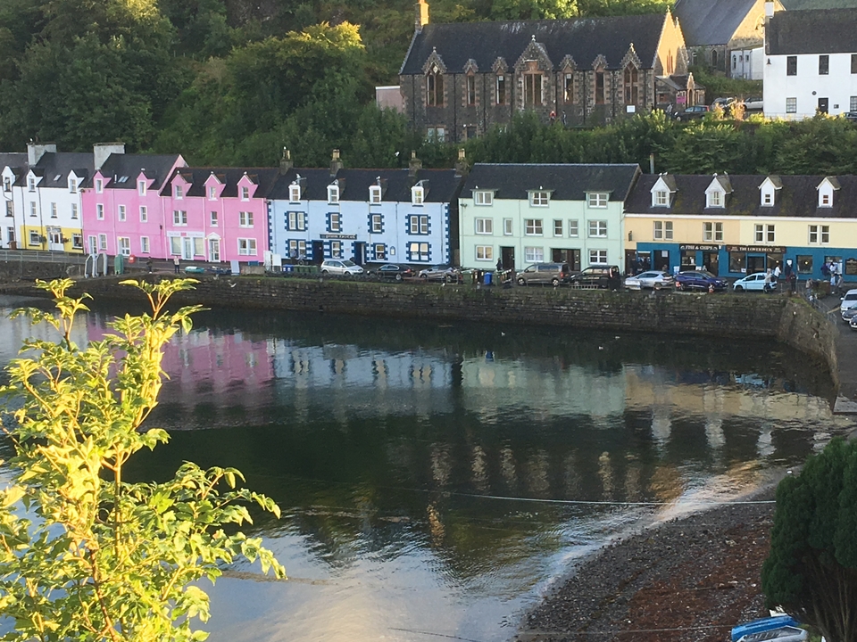 Des maisons colorées alignées le long du front de mer.