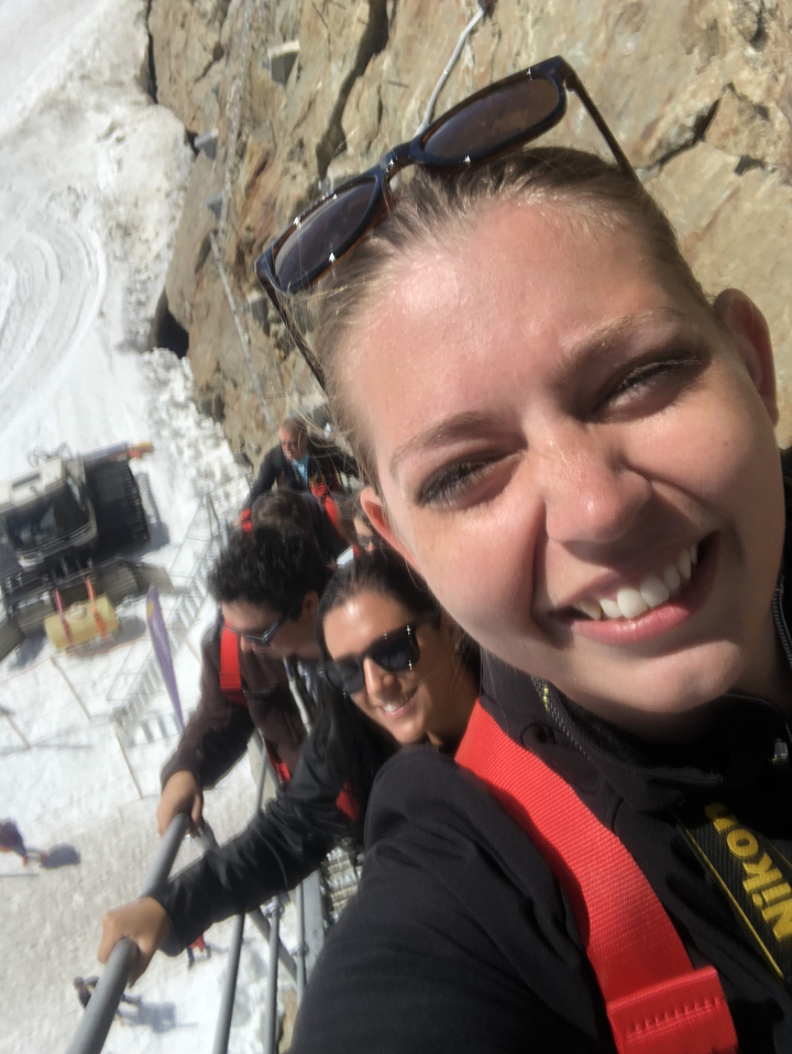 Selfie en gros plan avec plusieurs personnes souriantes dans un environnement neigeux.