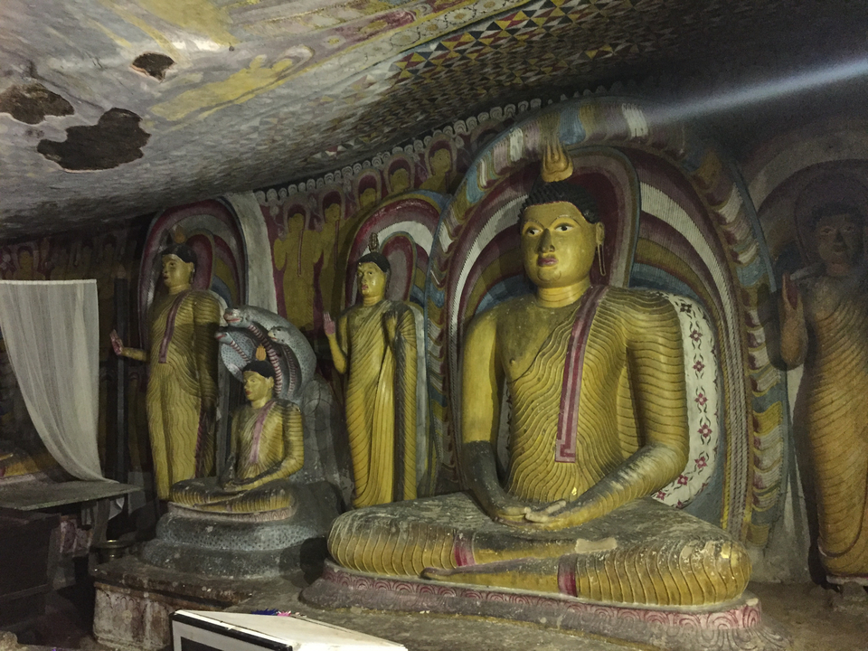 Statues bouddhistes dans un temple rupestre