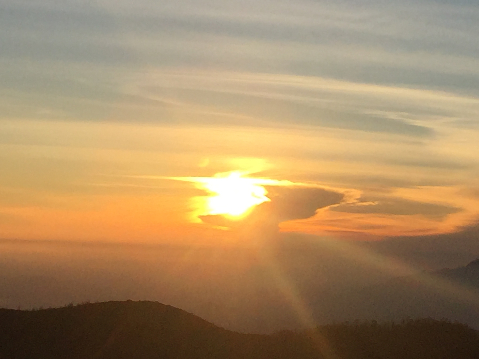 Coucher de soleil lumineux avec un ciel coloré