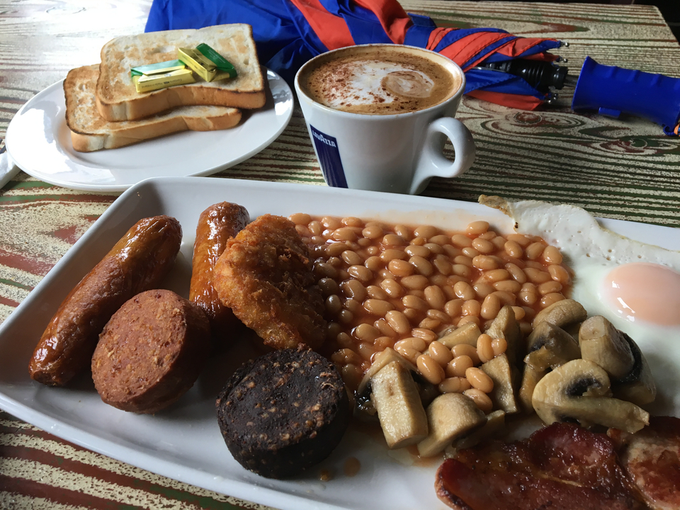 Petit-déjeuner irlandais traditionnel avec saucisses, haricots et café
