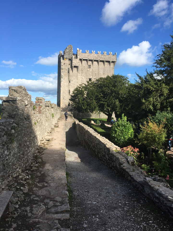 Sentier le long d'un ancien mur de château