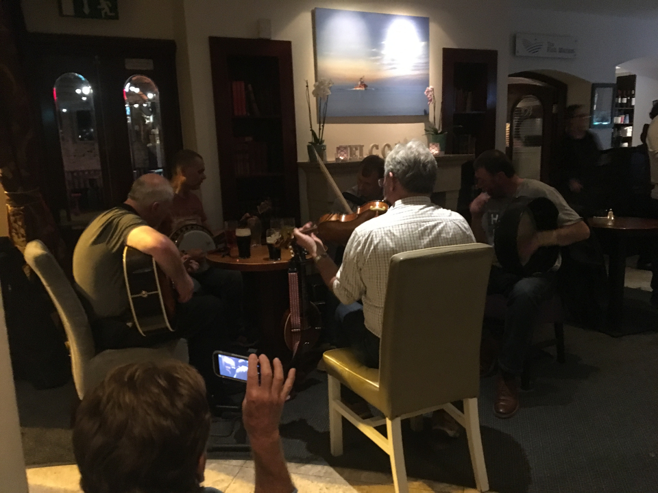 Musiciens profitant d'un spectacle dans un cadre chaleureux