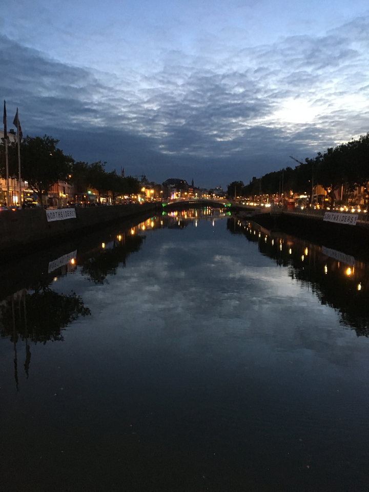 Reflet d'un pont de ville avec des lumières au crépuscule