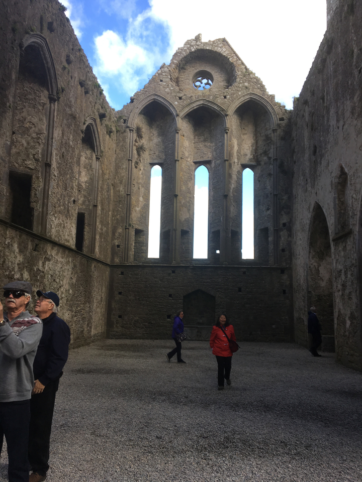 Intérieur d'une ruine en pierre avec de hautes fenêtres