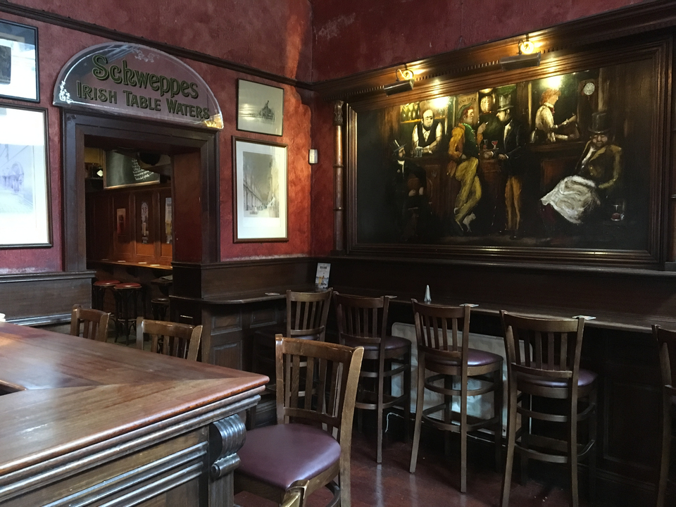 Intérieur d'un pub irlandais traditionnel avec des peintures