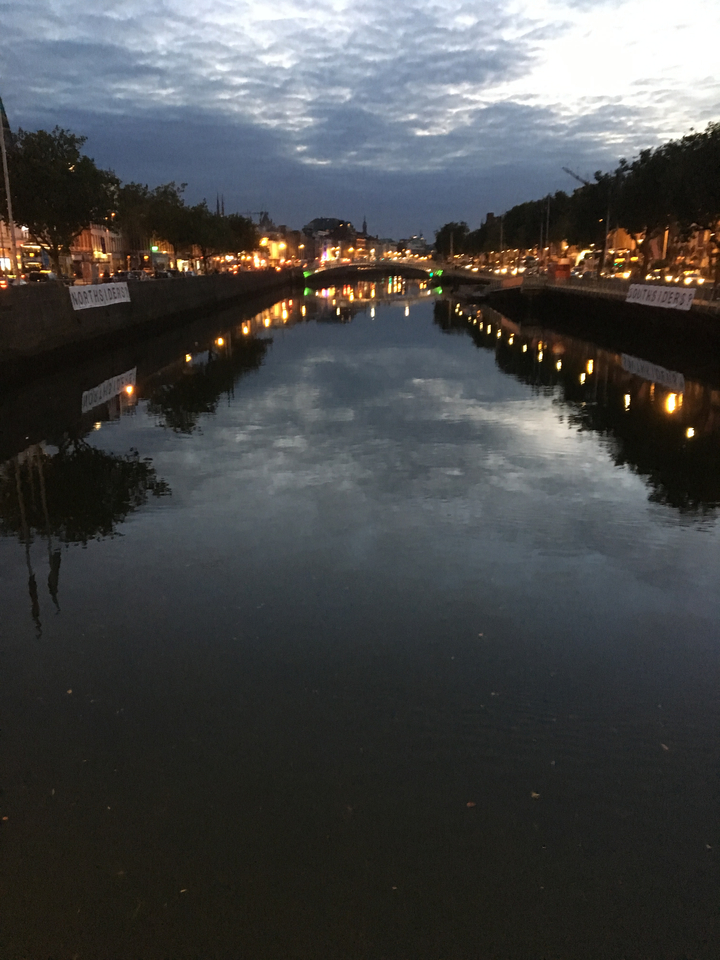 Reflet d'un pont avec des lumières dans l'eau