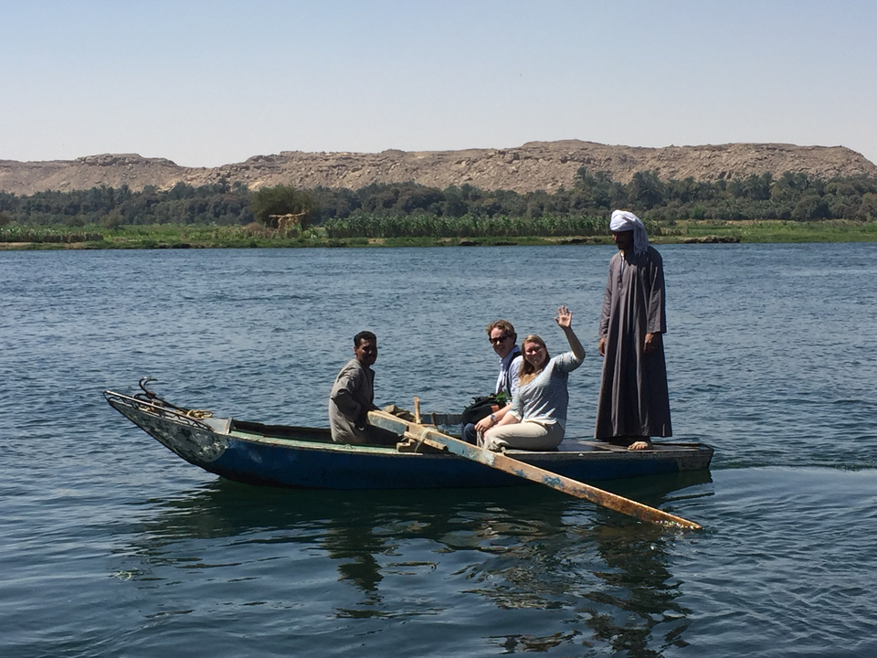 Groupe de personnes sur un petit bateau sur la rivière.