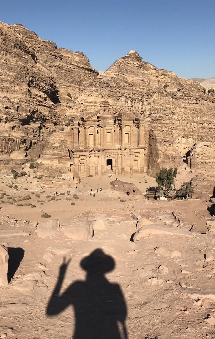 Vue lointaine du Monastère de Pétra avec les rochers environnants.