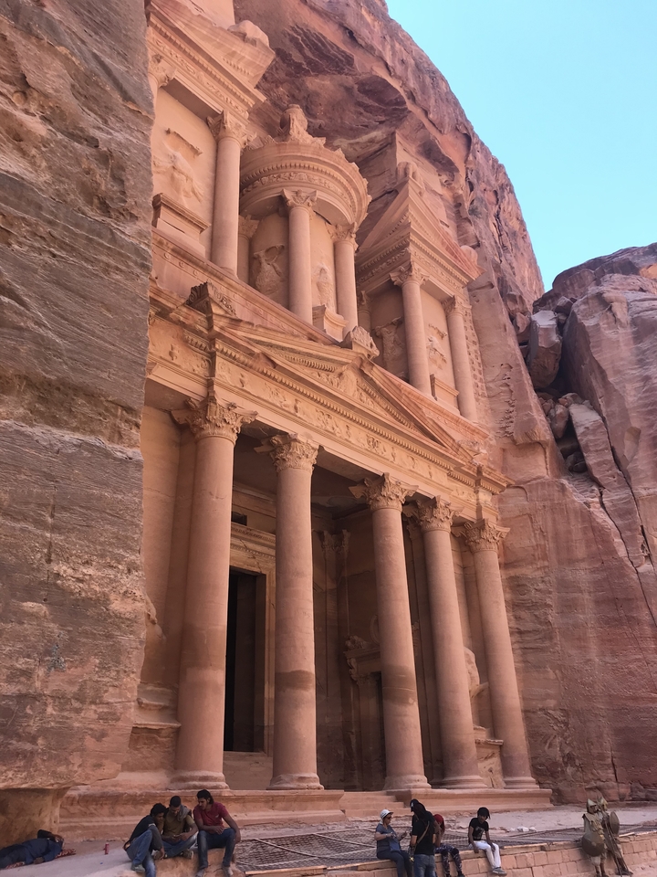 Vue partielle de la façade emblématique du Trésor de Pétra avec ses colonnes ornées.