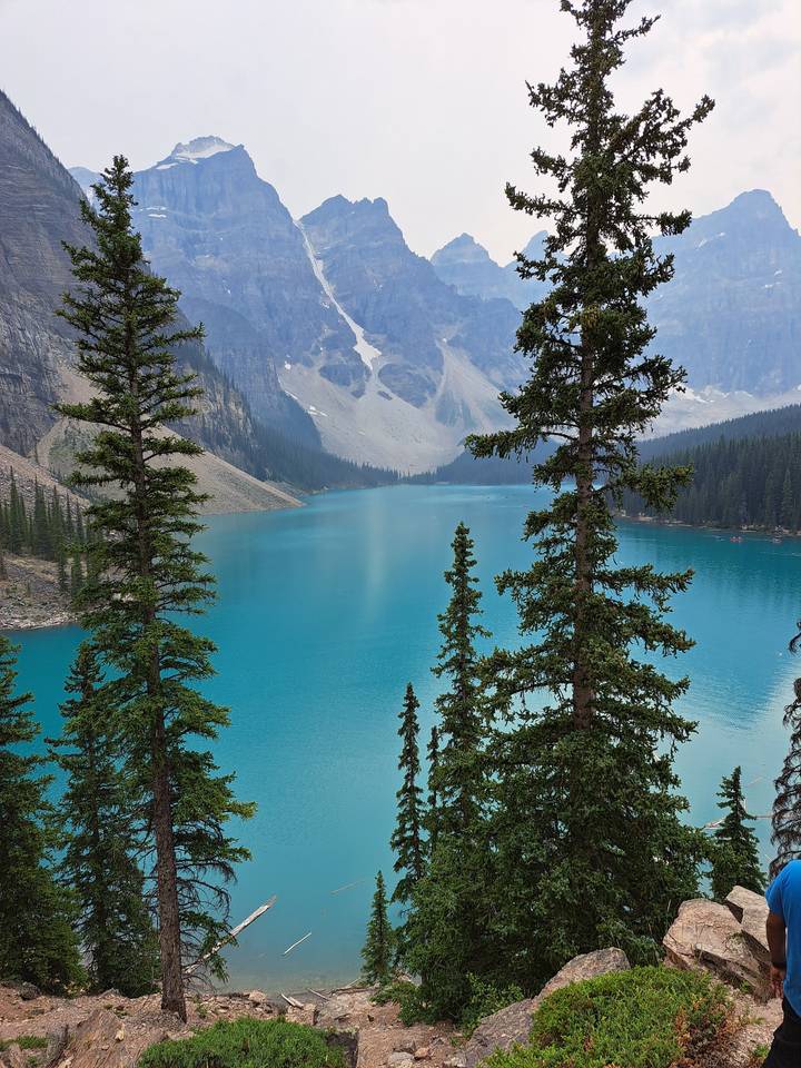 Mountain landscape with a turquoise lake.