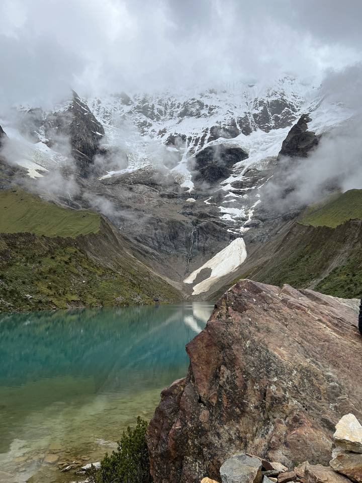 Paysage de montagne avec un glacier et un lac.
