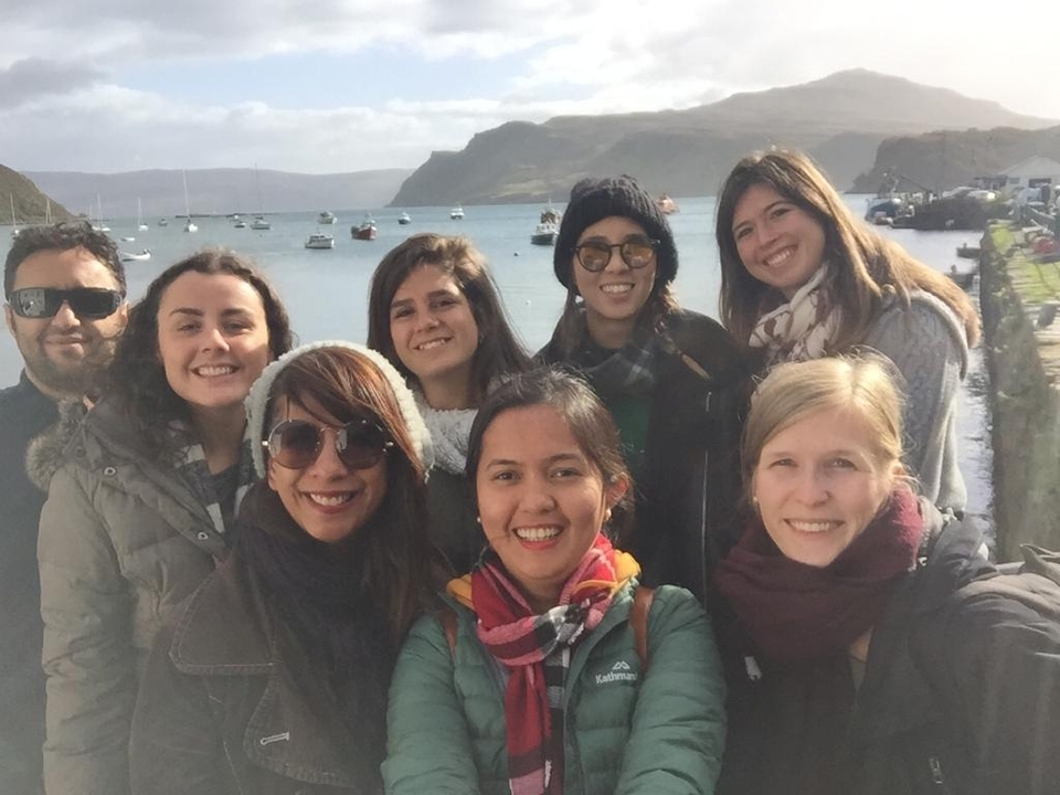 Groupe de personnes debout près de bateaux dans un port.