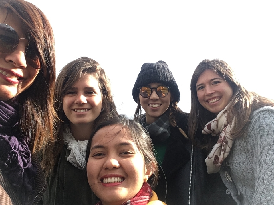 Groupe de femmes posant pour une photo à l'extérieur.