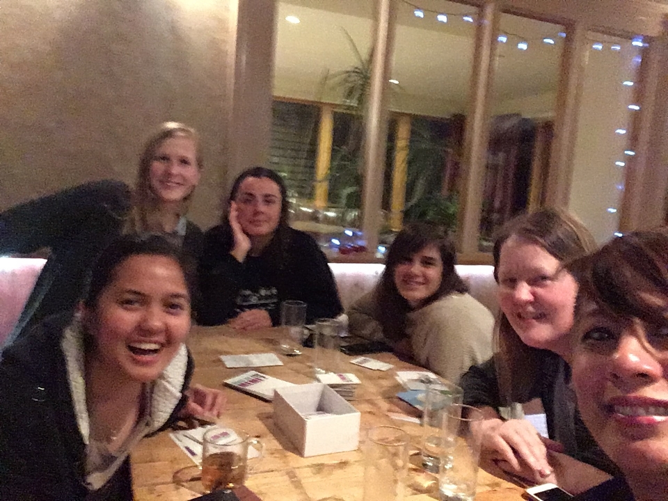 Groupe de personnes assises à une table à l'intérieur.