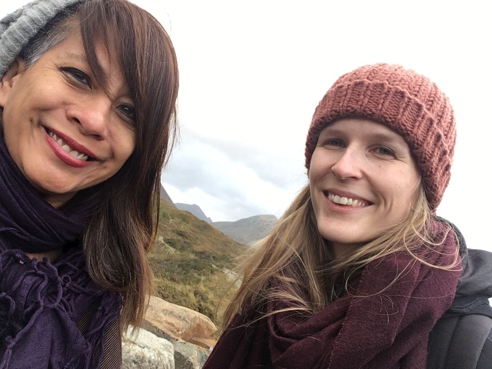 Deux femmes posant pour un selfie dans un endroit pittoresque.