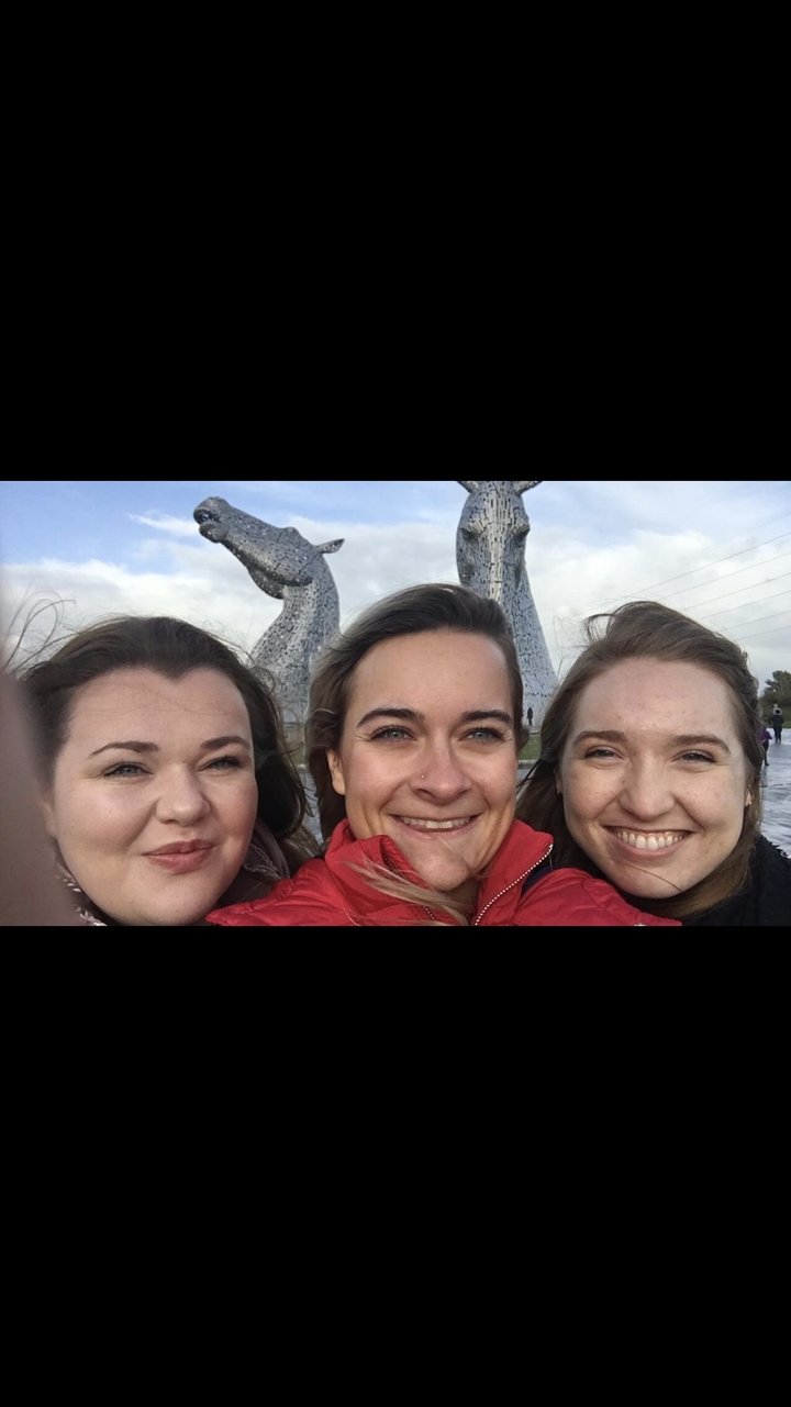 Selfie avec trois personnes et les sculptures The Kelpies en arrière-plan.