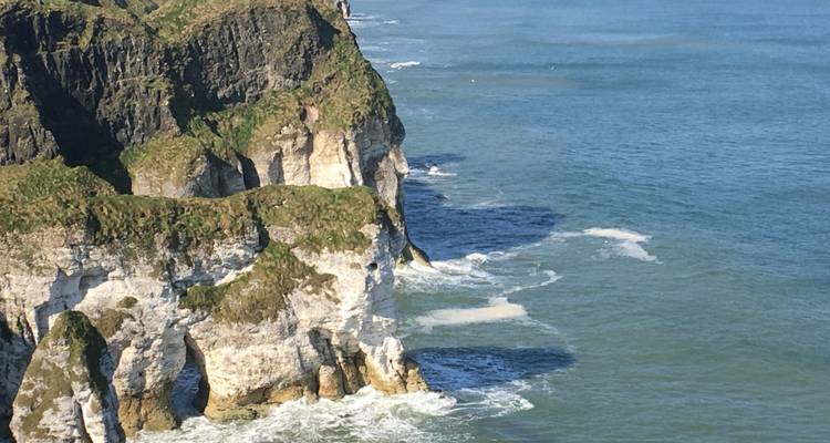 Kliffen met uitzicht op de oceaan met brekende golven.