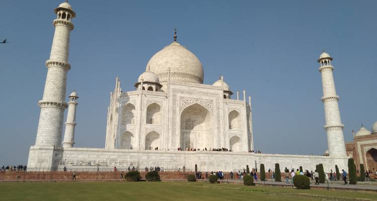 Le Taj Mahal avec des personnes admirant l'architecture.