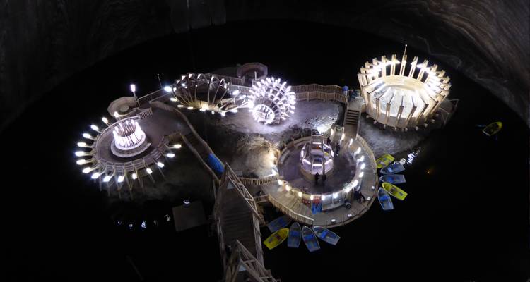 Unterirdischer Vergnügungspark mit beleuchteten Strukturen.