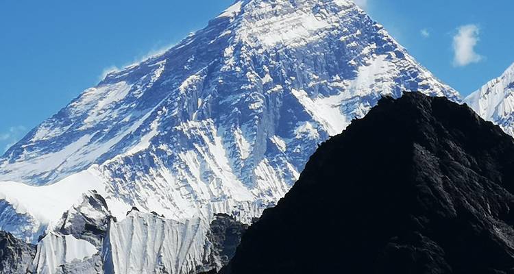 Majestuosos picos montañosos nevados bajo un cielo despejado.