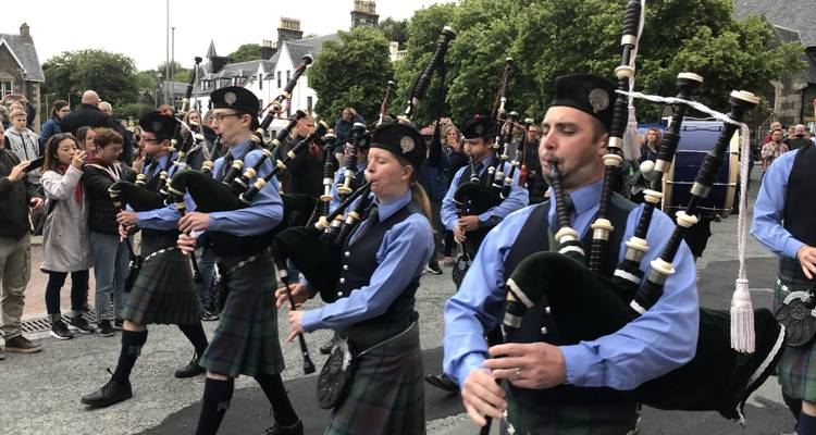 Cornemuseurs défilant dans un défilé devant un public