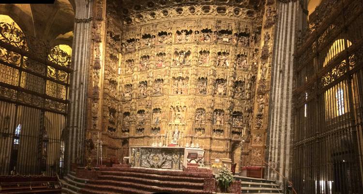 Aufwendiger goldener Altar in einer Kathedrale.