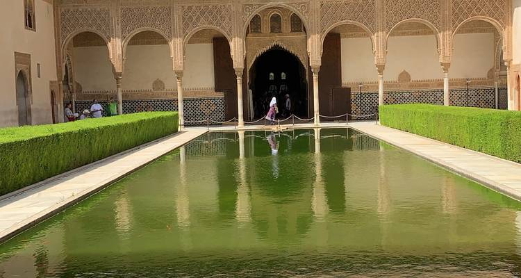 Arquitectura morisca con una piscina reflectante y elaborado trabajo de azulejería.