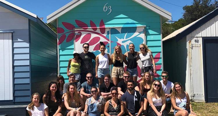 Groupe devant les cabines de plage.