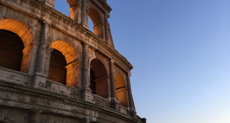 Historische Ruinen eines großartigen römischen Amphitheaters unter einem klaren blauen Himmel.