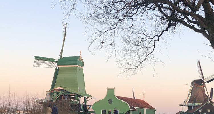 Traditionelle Windmühlen und Gebäude in ländlicher Umgebung.