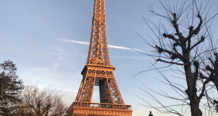 Der Eiffelturm in Paris bei klarem Himmel.