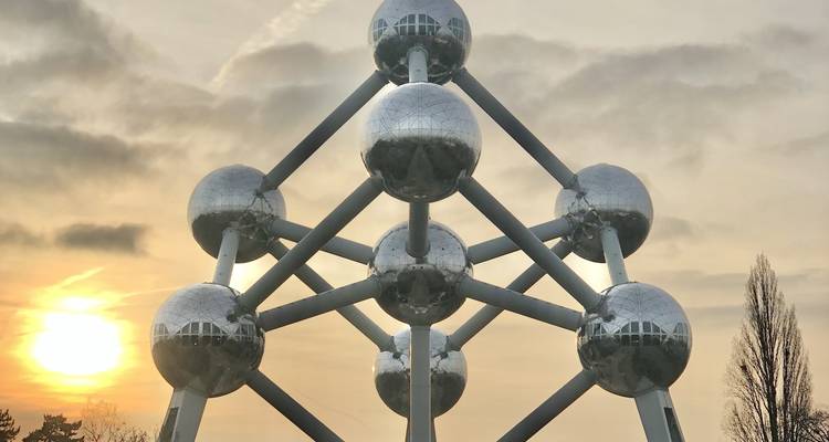 Atomium-Struktur vor einem Sonnenuntergangshimmel.