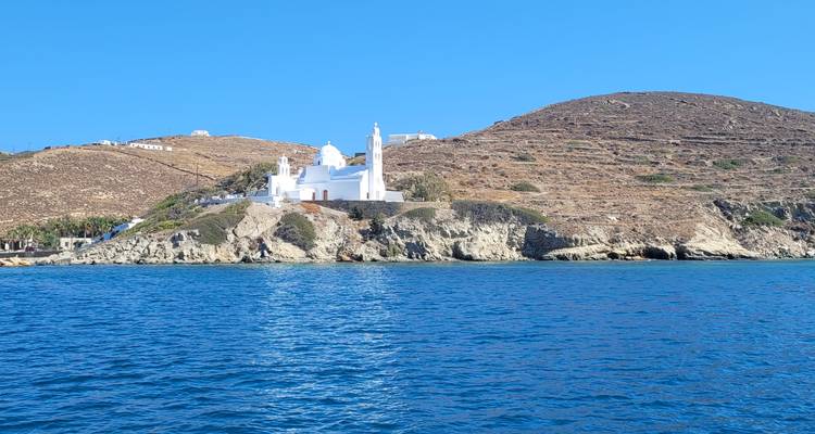 Witte kerk op een voorgebergte met uitzicht op zee.