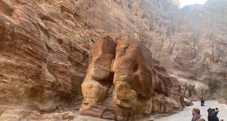 Des visiteurs explorant un canyon avec des formations rocheuses intéressantes.