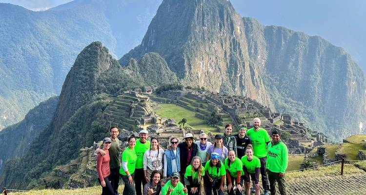 Un groupe de personnes devant le Machu Picchu.