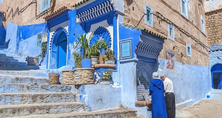 Rue colorée avec architecture traditionnelle marocaine.