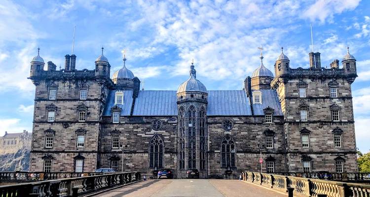 Indrukwekkend kasteel met een blauwe hemel als achtergrond.