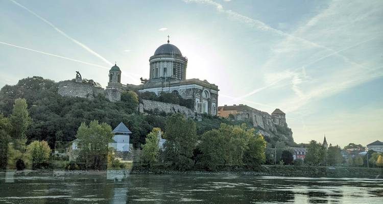 Basilique d'Esztergom sur une colline sous un ciel bleu.