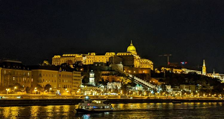 Vue nocturne d'un paysage urbain illuminé avec rivière.