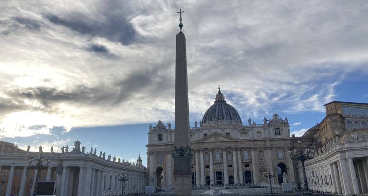 Sankt-Peters-Basilika und Vatikan-Obelisk mit dramatischen Wolken darüber.