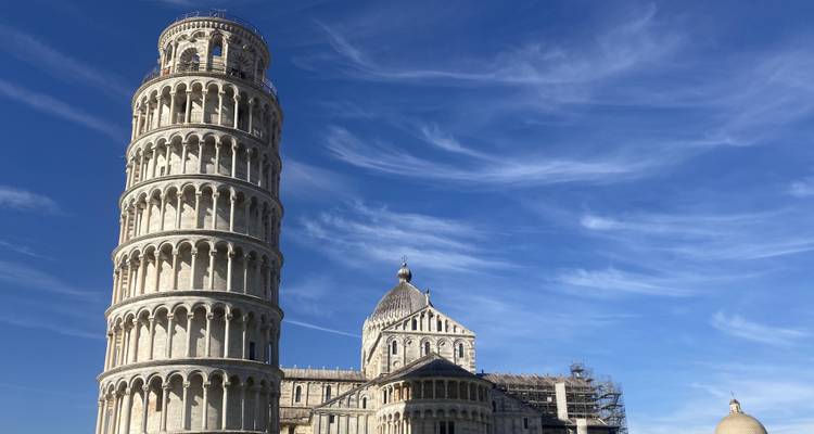 Der Schiefe Turm von Pisa unter einem klaren blauen Himmel.