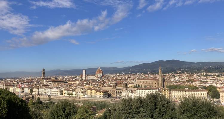 Panoramablick auf Florenz mit sichtbaren bemerkenswerten Wahrzeichen.
