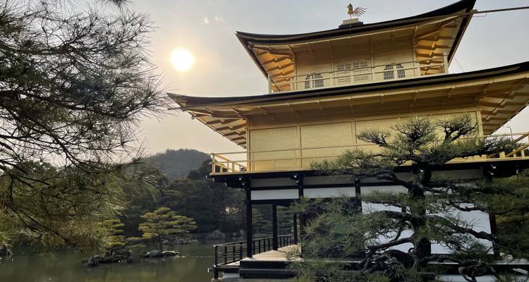 Kinkaku-ji se reflétant dans l'étang au coucher du soleil.