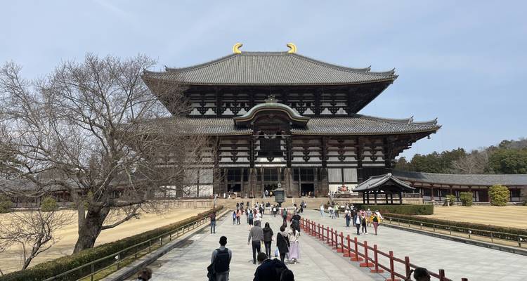 Temple Todai-ji avec des visiteurs à Nara.